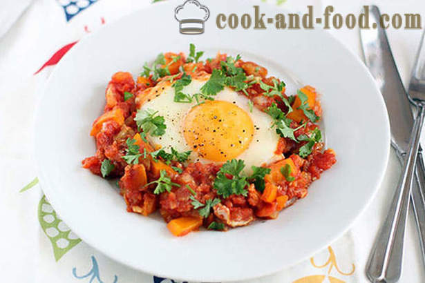 Una ricetta semplice per le uova strapazzate con verdure per la prima colazione
