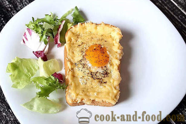 Panino caldo con uova e formaggio in forno per la prima colazione