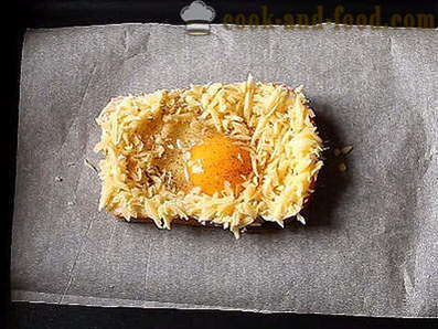 Panino caldo con uova e formaggio in forno per la prima colazione