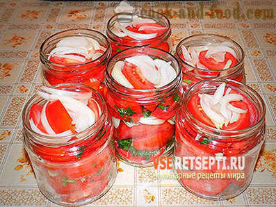 Insalata dolce di pomodori rossi in inverno
