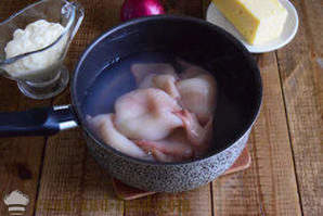Insalata del calamaro con formaggio e uova