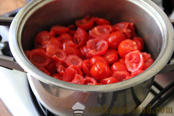 Ketchup fatto in casa a base di pomodori