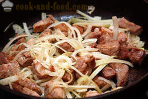 Carne di maiale fritto con zucchine in padella