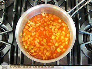 Zuppa di pomodoro con crostini tostati