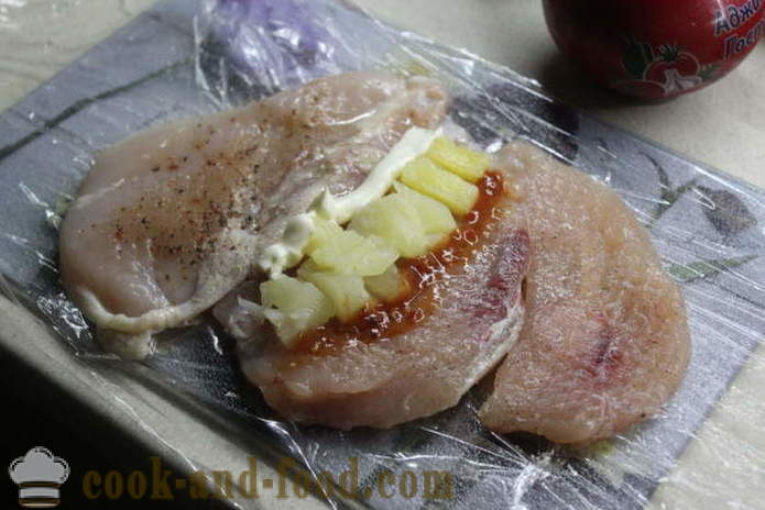 Involtini di pollo con ananas e albicocche - come fare rotoli di pollo, con un passo per passo ricetta foto
