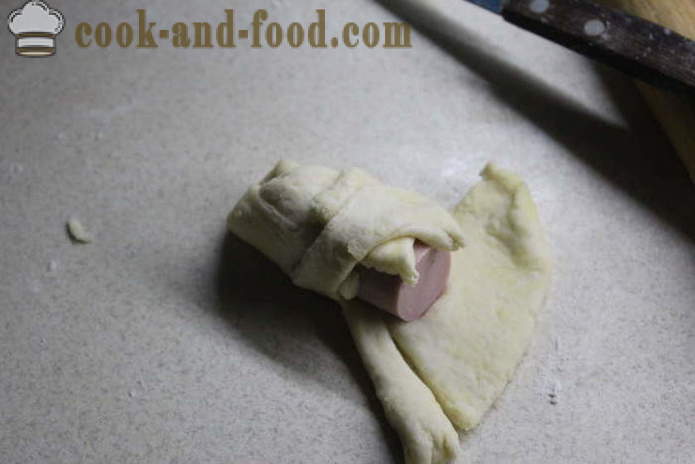 Maiali in coperte sul yogurt e lievito - come cucinare hot dog in pasticceria al forno, con un passo per passo ricetta foto