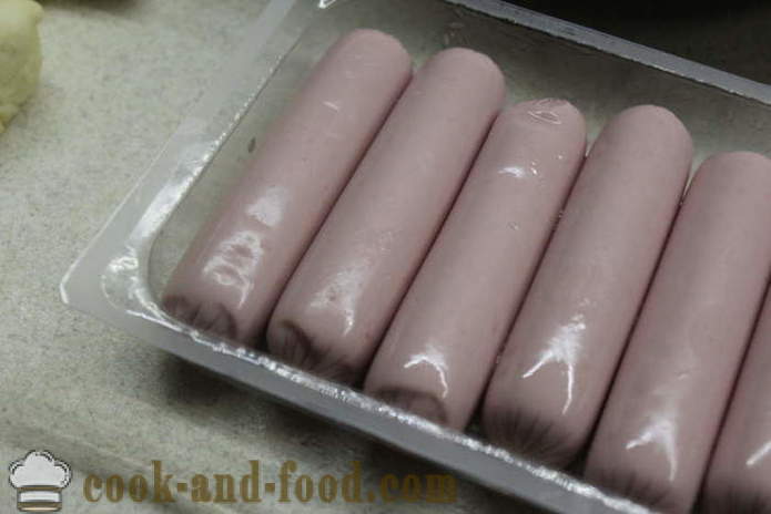Maiali in coperte sul yogurt e lievito - come cucinare hot dog in pasticceria al forno, con un passo per passo ricetta foto
