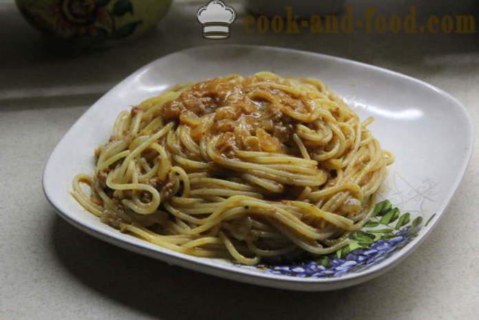 Spaghetti con tonno in scatola in salsa di pomodoro-crema - entrambi deliziosi per cucinare gli spaghetti, un passo per passo ricetta foto