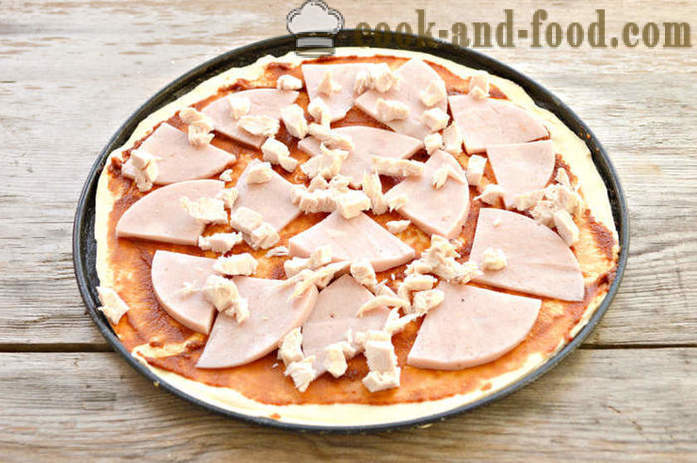 Casa la pizza con salsiccia di pasta non lievitata - come cuocere una pasta di pizza sfoglia, con un passo per passo ricetta foto