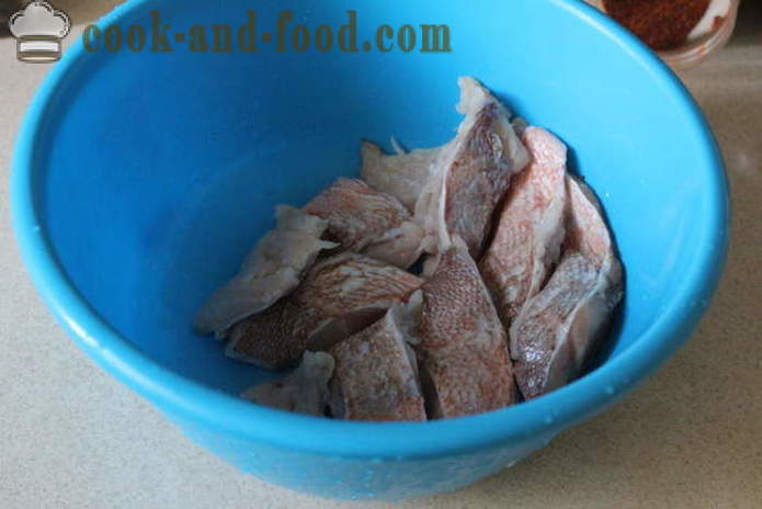 Pesce marinato in aceto con cipolle e ginepro - Come cucinare pesce marinato in casa, passo dopo passo ricetta foto