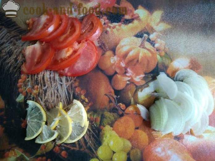 Sgombro al forno con pomodori e un limone in un foglio - come sgombro al forno con limone al forno, con un passo per passo ricetta foto