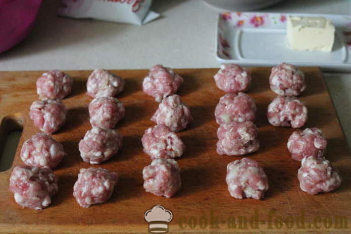 Polpette di maiale con funghi e salsa di panna - Preparazione polpettine di carne e funghi tritati, un passo per passo ricetta foto