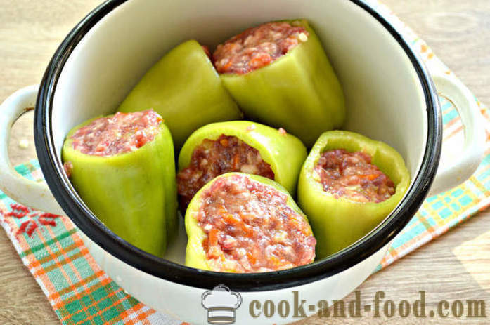 Peperoni ripieni in umido con zucchine e carne - come cucinare peperoni ripieni con zucchine e carne macinata, un passo per passo ricetta foto