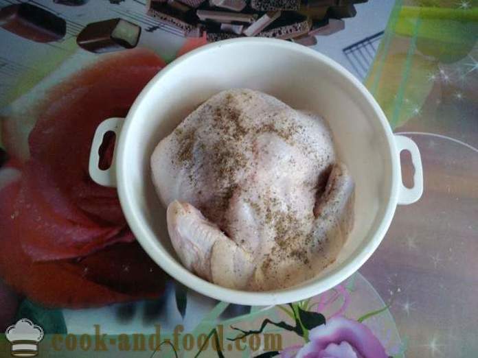 Pollo cotto interamente sulla banca - come un delizioso pollo al forno in tutto il forno, un passo per passo ricetta foto