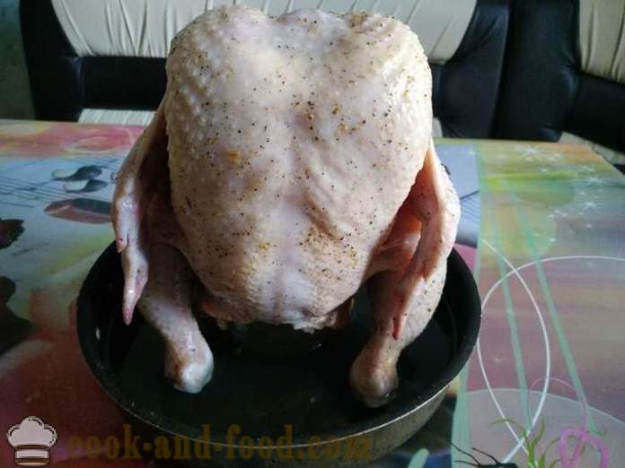 Pollo cotto interamente sulla banca - come un delizioso pollo al forno in tutto il forno, un passo per passo ricetta foto