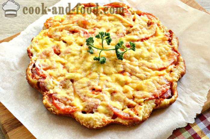 Pizza fatta in casa su una pastella senza lievito - come preparare una pizza veloce in una pizzeria, un passo per passo ricetta foto