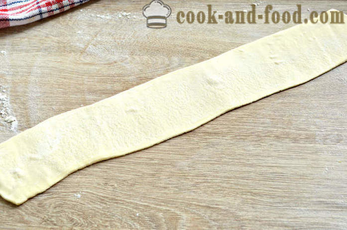 Pie Lumaca dalla pasta sfoglia finito - come cuocere una torta a strati, la lumaca con formaggio e salsiccia, un passo per passo ricetta foto