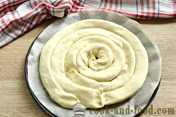 Pie Lumaca dalla pasta sfoglia finito - come cuocere una torta a strati, la lumaca con formaggio e salsiccia, un passo per passo ricetta foto