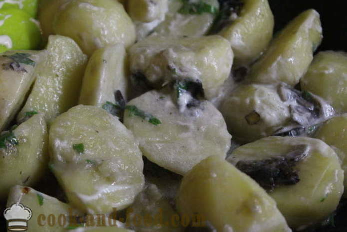 Patate con funghi con panna acida e aglio - come cucinare le patate con funghi in una padella, un passo per passo ricetta foto