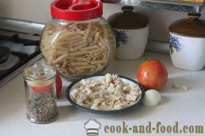 Pasta italiana con pomodoro e pesce - come cucinare la pasta con il pesce e pomodori, un passo per passo ricetta foto