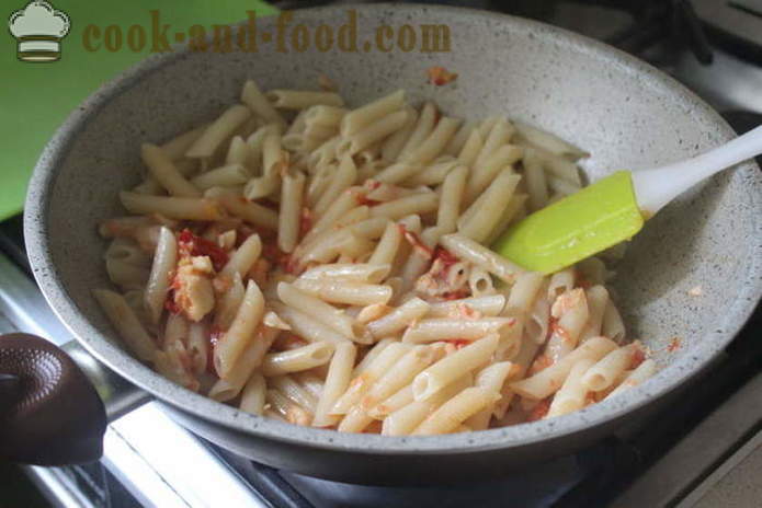 Pasta italiana con pomodoro e pesce - come cucinare la pasta con il pesce e pomodori, un passo per passo ricetta foto