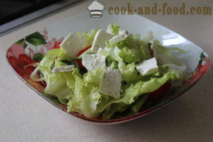 Insalata di verdure con feta - come preparare un insalata con formaggio feta e verdure, con un passo per passo ricetta foto