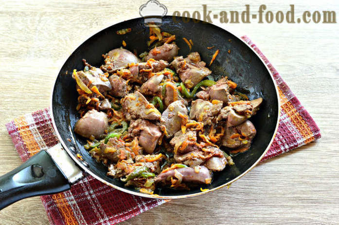 Fegato di pollo brasato con verdure - come cucinare i fegatini di pollo in padella, un passo per passo ricetta foto