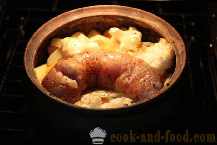 Giovani patate in una pentola con salsiccia e verdure - Come cucinare un arrosto al forno di patate giovani, un passo per passo ricetta foto