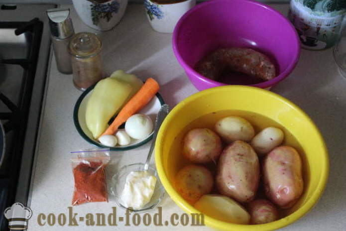 Giovani patate in una pentola con salsiccia e verdure - Come cucinare un arrosto al forno di patate giovani, un passo per passo ricetta foto