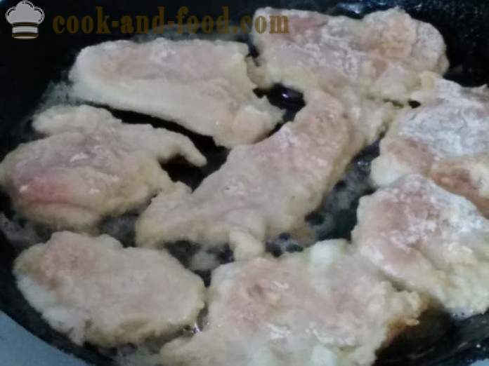 Braciole delizioso pollo in una padella - entrambi deliziosi petti di braciole di cucinare il pollo in pastella, con un passo per passo ricetta foto