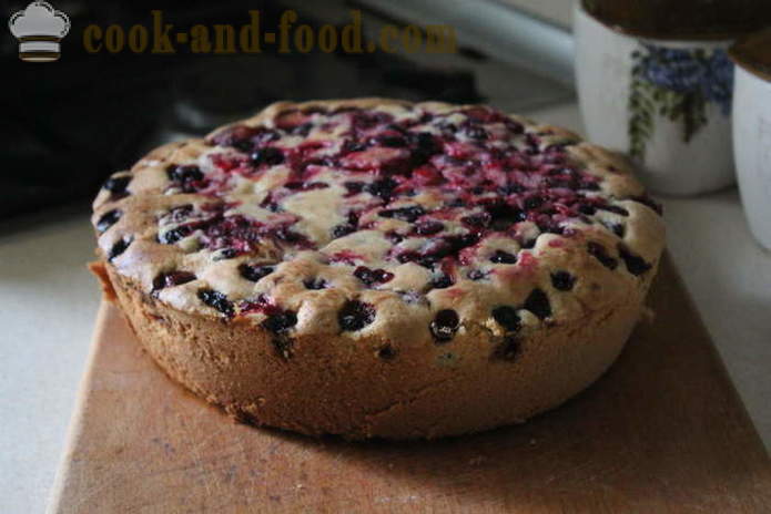 Spugna bacche torta Charlotte pie - come fare una crostata di frutti di bosco in forno, con un passo per passo ricetta foto