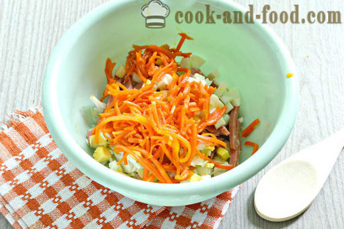 Insalata con i crostini, la carota coreano, salsicce - Come preparare un'insalata con crostini di pane e maionese, un passo per passo ricetta foto