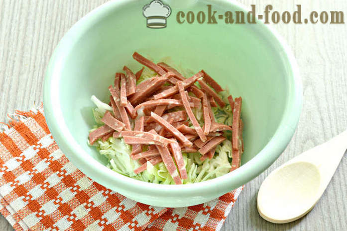 Insalata con i crostini, la carota coreano, salsicce - Come preparare un'insalata con crostini di pane e maionese, un passo per passo ricetta foto