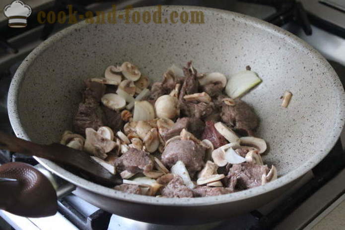 Tasty stufato di manzo - entrambi deliziosi per cucinare stufato di manzo con funghi, un passo per passo ricetta foto