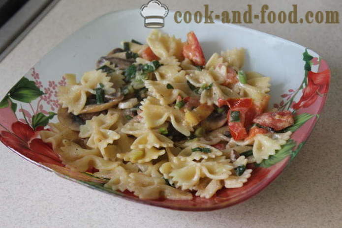 Pasta con pomodoro, basilico e funghi - come cucinare una pasta ai funghi con basilico e pomodori, un passo per passo ricetta foto