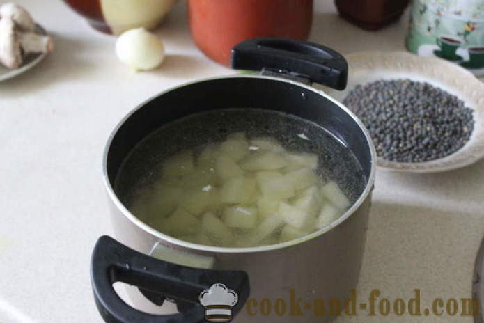 Zuppa di lenticchie con funghi e succo di pomodoro - Come rendere zuppa di lenticchie con pomodoro, passo dopo passo le foto delle ricette