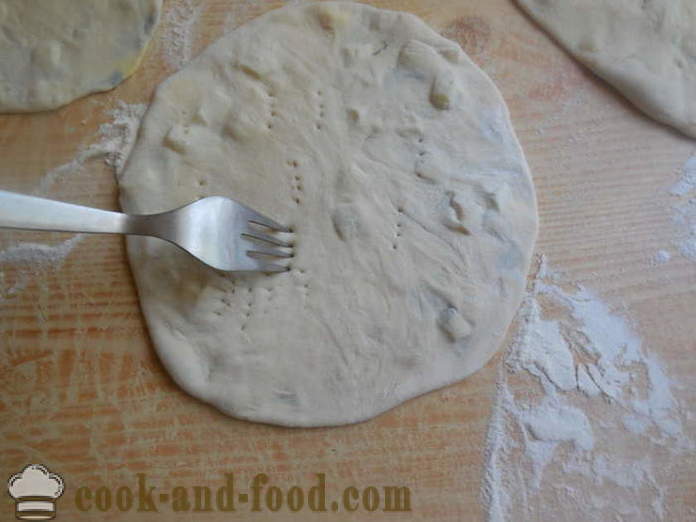 Torte con uova e cipolla in una padella - come cuocere pane senza lievito, un passo per passo ricetta foto