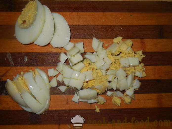 Torte con uova e cipolla in una padella - come cuocere pane senza lievito, un passo per passo ricetta foto