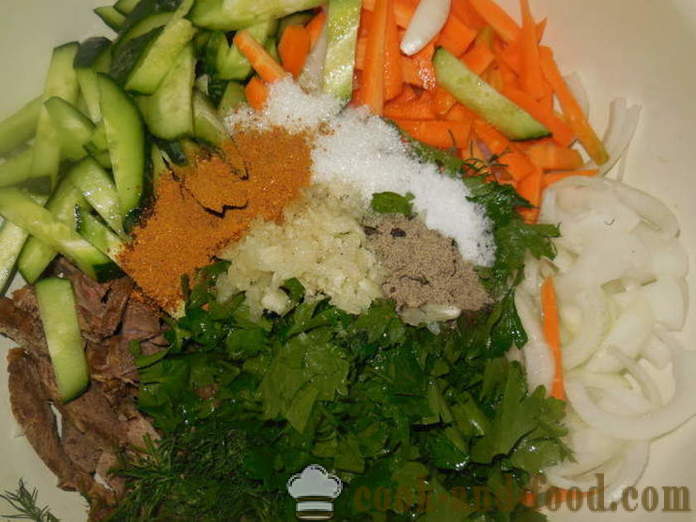 Insalata con la carne in coreano con cetrioli e carote - come cucinare la carne in coreano, un passo per passo ricetta foto