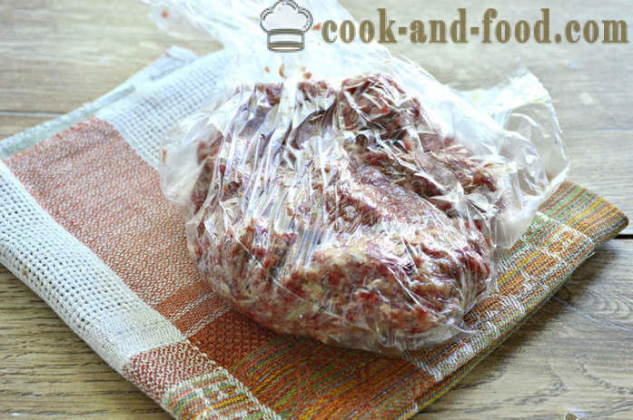 Polpette di carne sugosi con patate crude grattugiate - Come fare hamburger da carne macinata con patate, un passo per passo ricetta foto