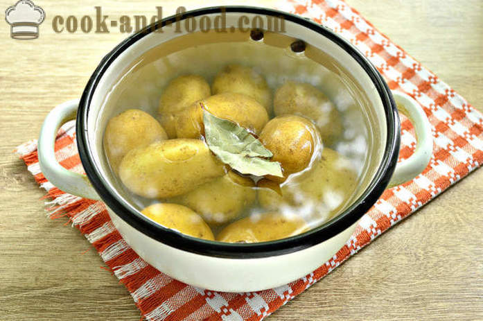 Patate novelle bollite con aglio ed erbe aromatiche - come cucinare patate gustoso e correttamente passo dopo passo ricetta foto