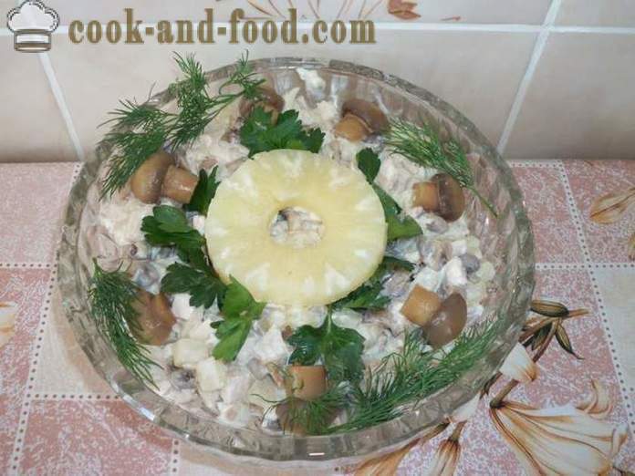 Insalata di pollo con ananas e funghi - come fare insalata di pollo con ananas e funghi, un passo per passo ricetta foto