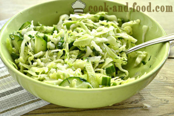 Semplice insalata di cavolo e cetriolo con aceto - come fare una deliziosa insalata di cavolo e cetrioli freschi con un passo per passo ricetta foto