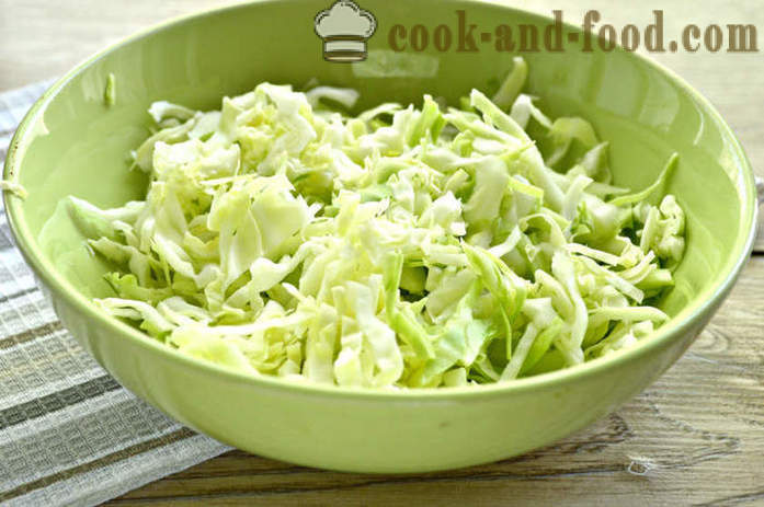 Semplice insalata di cavolo e cetriolo con aceto - come fare una deliziosa insalata di cavolo e cetrioli freschi con un passo per passo ricetta foto