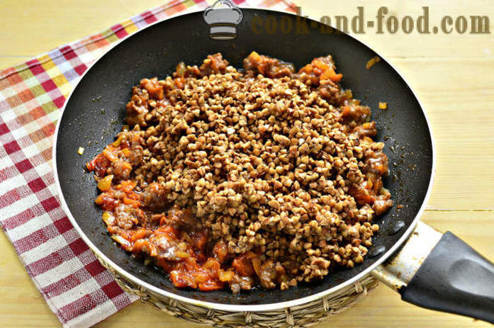 Polenta di grano saraceno Delicious con carne su una padella - come cucinare polenta di grano saraceno con carne, un passo per passo ricetta foto