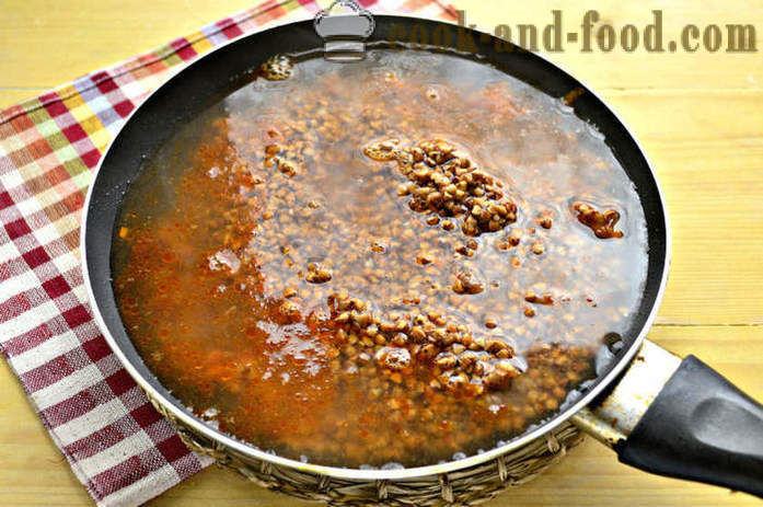 Polenta di grano saraceno Delicious con carne su una padella - come cucinare polenta di grano saraceno con carne, un passo per passo ricetta foto
