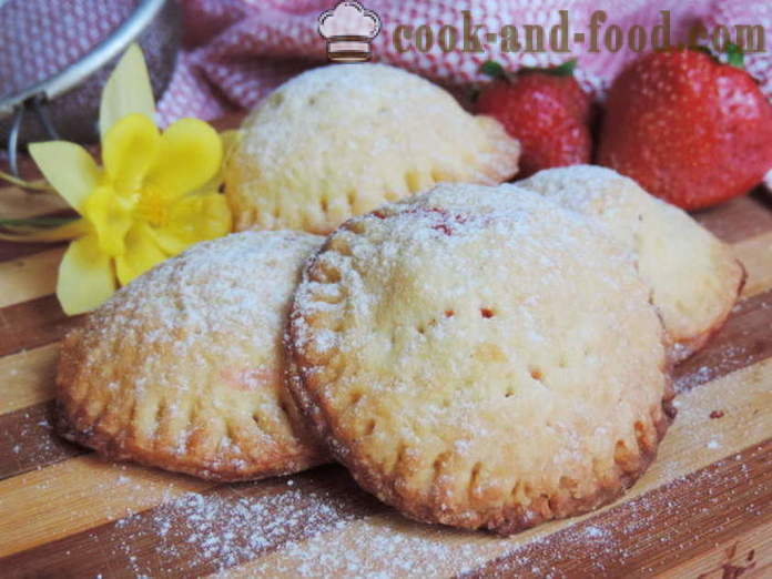 Biscotti frollini con le fragole nel forno - Come cuocere biscotti frollini ripieni con fragole, un passo per passo ricetta foto