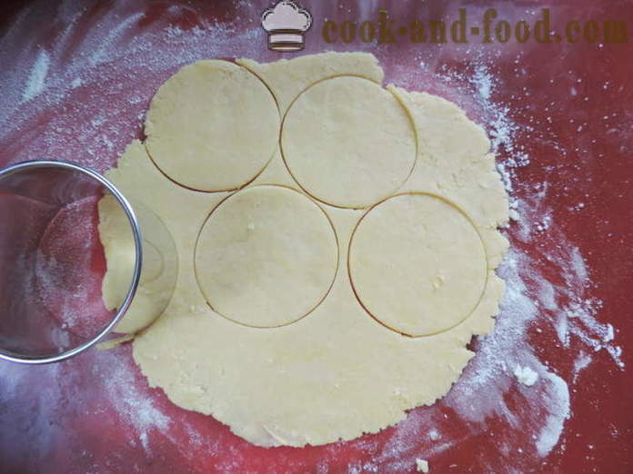 Biscotti frollini con le fragole nel forno - Come cuocere biscotti frollini ripieni con fragole, un passo per passo ricetta foto