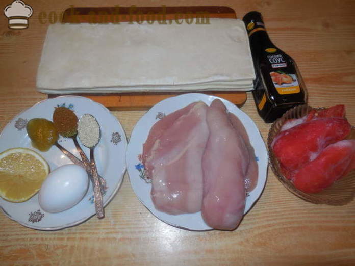 Di pollo in pasta sfoglia in forno sugli spiedi - come cucinare un pollo allo spiedo, un passo per passo ricetta foto