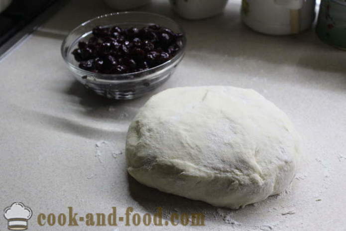 La pasta per gli gnocchi con il lievito - Come preparare la pasta per gnocchi in macchina per il pane, un passo per passo ricetta foto